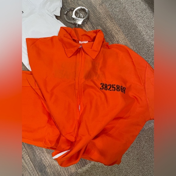 Men’s Convict Halloween Costume - Picture 2 of 4
